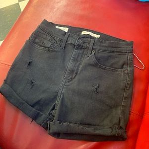 cute black levi shorts!